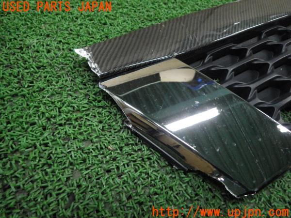 3UPJ=91140047]NV350 キャラバン バン(VW6E26 E26系)前期 フロントグリル boxystyle カーボン トップモール/マークレスカバー付 ジャンク_m1