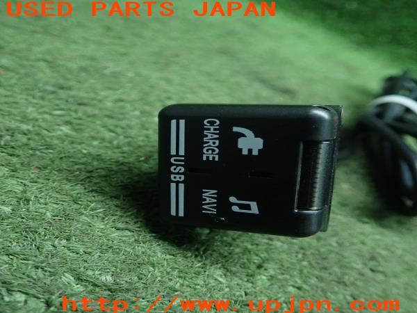 3UPJ=94030580]ダイハツ ロッキー(A200S)Premium 純正 USBアダプター 08541-K9055 電源 ポート 中古_m2