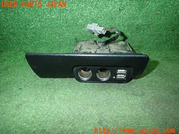 3UPJ=10570579]ハイエースバン200系(KDH205V)レジアスエース 1型 USB/シガーポート 電源 トレイ 中古_m0