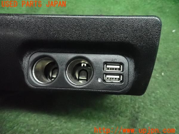 3UPJ=10570579]ハイエースバン200系(KDH205V)レジアスエース 1型 USB/シガーポート 電源 トレイ 中古_m3