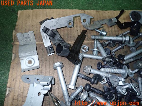3UPJ=10830720]BMW アクティブハイブリッド5(FZ35 F10)前期 ネジ・ナット・ステー類 セット ジャンク_m1