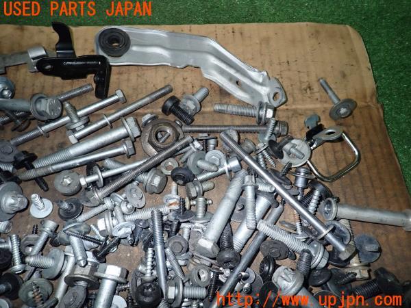 3UPJ=10830720]BMW アクティブハイブリッド5(FZ35 F10)前期 ネジ・ナット・ステー類 セット ジャンク_m2