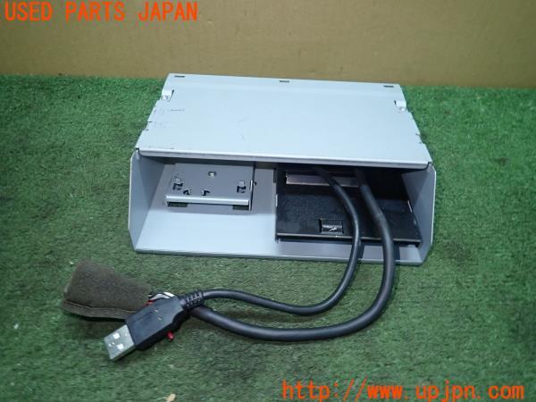 3UPJ=11320580]アウディ TT クーペ(8JCDA)純正 USB・RCAポート 中古_m1