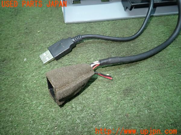 3UPJ=11320580]アウディ TT クーペ(8JCDA)純正 USB・RCAポート 中古_m2