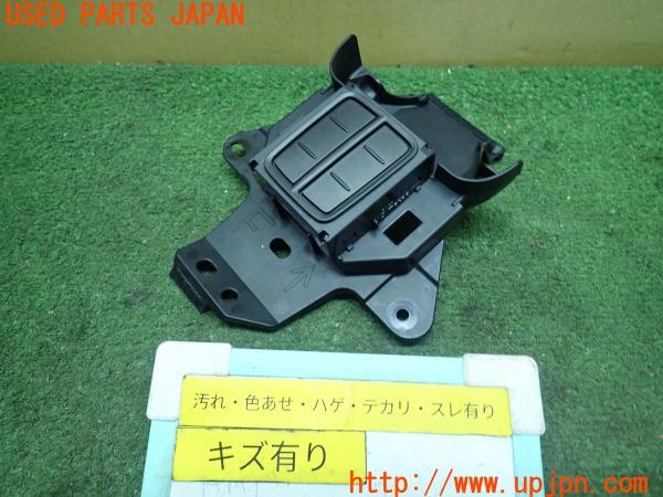3UPJ=11580652]アバルト 124スパイダー(NF2EK)マツダ純正 ドリンクホルダーブラケット N243-64416 中古_m0