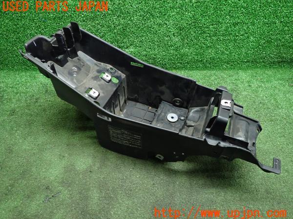 3UPJ=11810520]BMW・G 310R(G31AA)純正 バッテリーケース 6638556886 シート下トレイ 中古		_m1