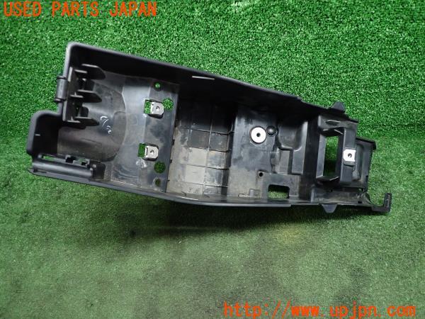 3UPJ=11810520]BMW・G 310R(G31AA)純正 バッテリーケース 6638556886 シート下トレイ 中古		_m2