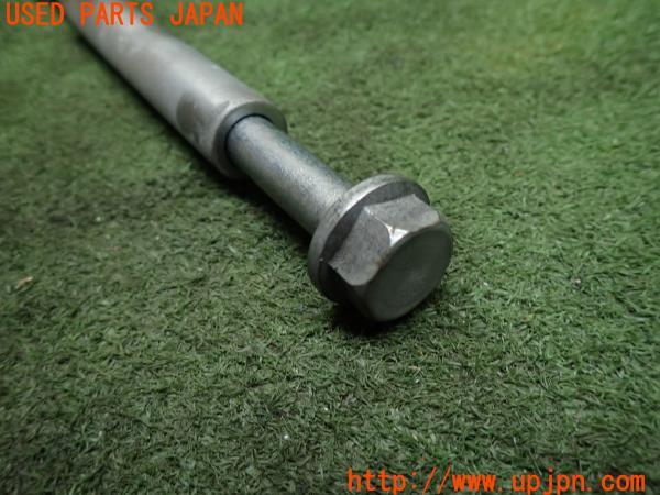 3UPJ=11810549]BMW・G 310R(G31AA)純正 ピボットシャフト スイングアームシャフト 中古		_m1