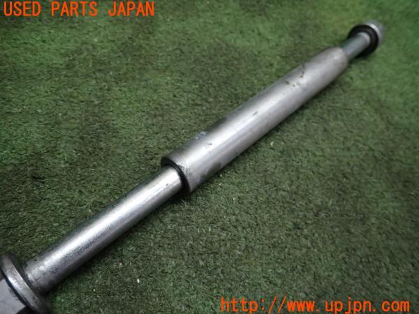 3UPJ=11810549]BMW・G 310R(G31AA)純正 ピボットシャフト スイングアームシャフト 中古		_m3