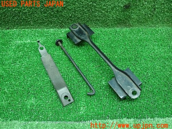 3UPJ=12990422]ソアラ(UZZ40)430SVC 純正 バッテリー固定金具 ボルト 中古_m3