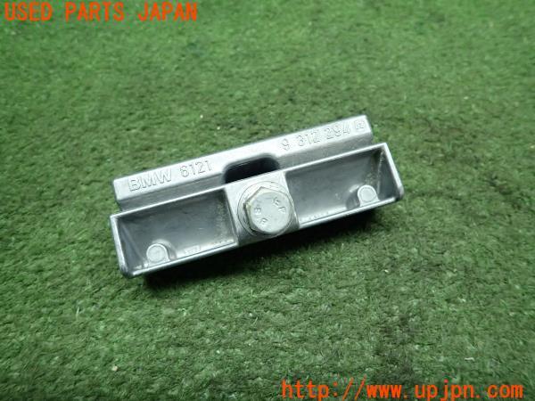3UPJ=13030422]BMWミニ(MINI)クーパーSD(F55)2016y バッテリークランプブラケット 9312294 固定金具 中古_m0