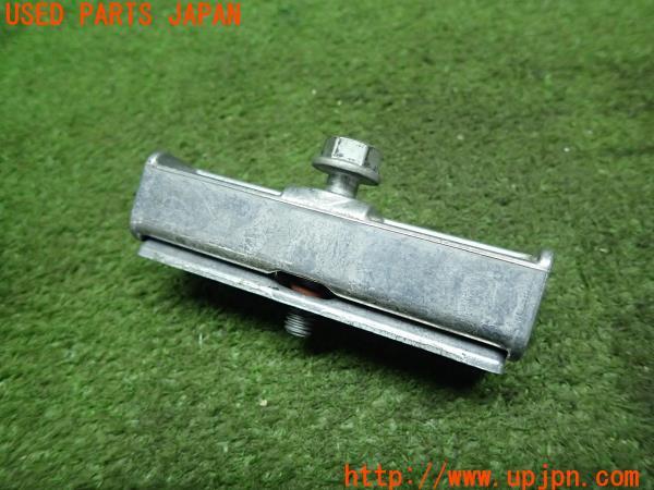 3UPJ=13030422]BMWミニ(MINI)クーパーSD(F55)2016y バッテリークランプブラケット 9312294 固定金具 中古_m2