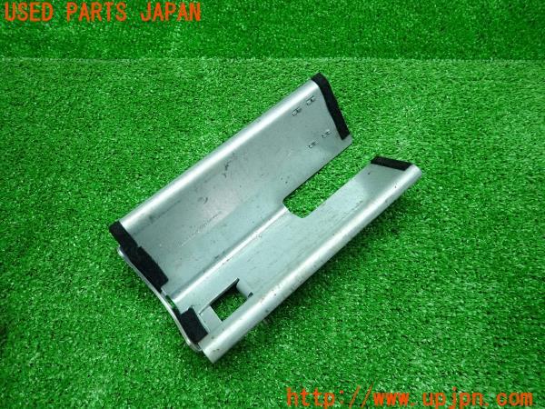 3UPJ=13410414]ポルシェ カイエンS(9PA)957 純正 バッテリー ボックス 補強ブラケット 金具 ステー 7L0801387A 中古_m0