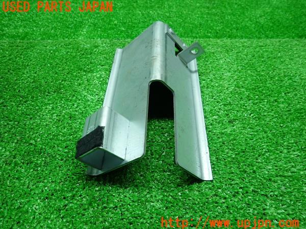 3UPJ=13410414]ポルシェ カイエンS(9PA)957 純正 バッテリー ボックス 補強ブラケット 金具 ステー 7L0801387A 中古_m2