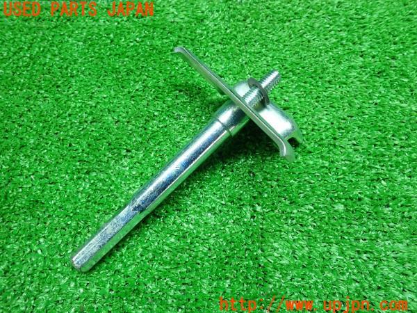 3UPJ=13410422]ポルシェ カイエンS(9PA)957 純正 バッテリークランプホルダー 7L0.915.138C 固定 金具 中古_m0