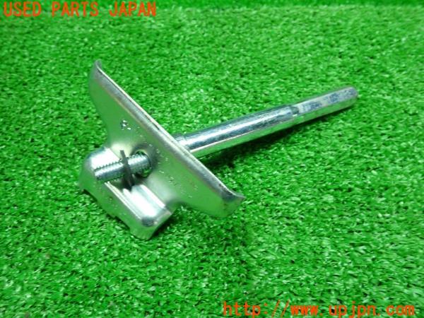 3UPJ=13410422]ポルシェ カイエンS(9PA)957 純正 バッテリークランプホルダー 7L0.915.138C 固定 金具 中古_m1