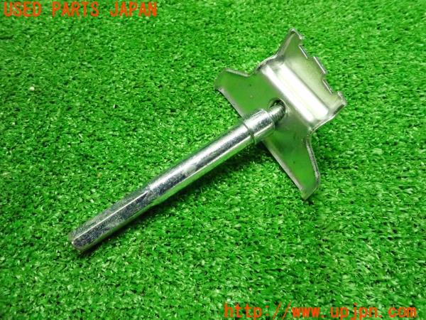 3UPJ=13410422]ポルシェ カイエンS(9PA)957 純正 バッテリークランプホルダー 7L0.915.138C 固定 金具 中古_m2