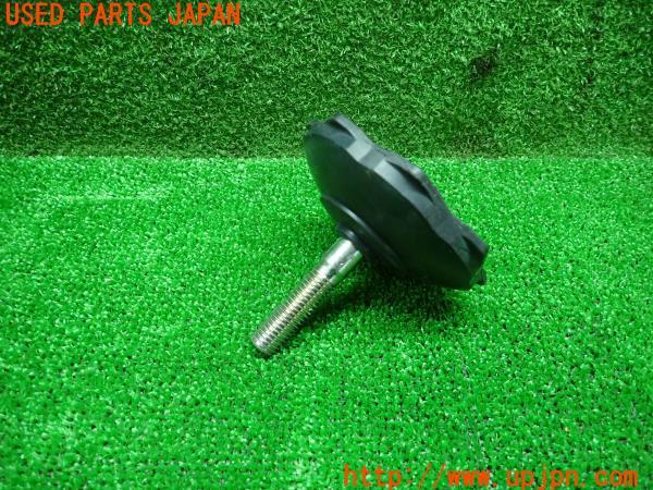 3UPJ=13630143]ジープ グランドチェロキー(WK36)ラレード 2012y 純正 スペアタイヤ固定ボルト 68082978AA Tire Hold Down 中古_m0