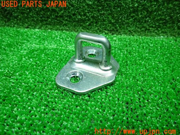 3UPJ=13630151]ジープ グランドチェロキー(WK36)ラレード 2012y 純正 ドアストライカー 受け 金具 中古_m2