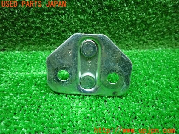 3UPJ=13630151]ジープ グランドチェロキー(WK36)ラレード 2012y 純正 ドアストライカー 受け 金具 中古_m3