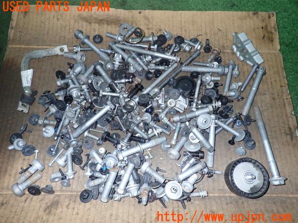 3UPJ=13940720]BMW 320d(8T20 F34)後期 ネジ・ナット・ステー類 セット ジャンク_m0