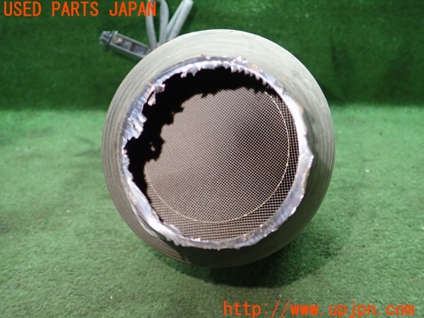 3UPJ=14110159]クラウン ハイブリッド(AZSH20)前期 純正 触媒 マニバーター マテリアル 約2.0Kg 切断加工品 ジャンク_m2