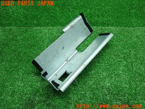 3UPJ=14130414]ポルシェ カイエン957 2009y 純正 バッテリー ボックス 補強ブラケット 金具 ステー 7L0801387A 中古_m0