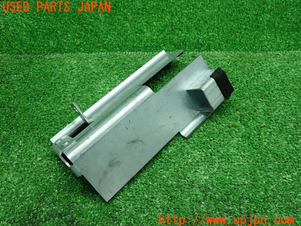 3UPJ=14130414]ポルシェ カイエン957 2009y 純正 バッテリー ボックス 補強ブラケット 金具 ステー 7L0801387A 中古_m1