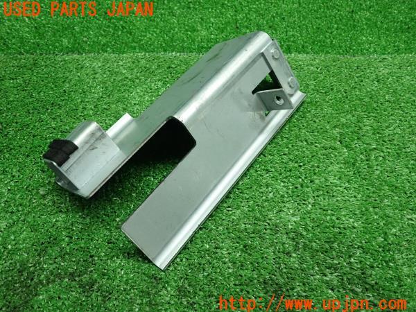 3UPJ=14130414]ポルシェ カイエン957 2009y 純正 バッテリー ボックス 補強ブラケット 金具 ステー 7L0801387A 中古_m2