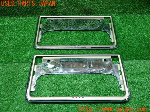 3UPJ=14260012]ハリアー(ASU65W)60系 後期 純正 ナンバープレートカバー 08407-00710 ライセンスフレーム ゴールド 枠 2点 中古_m0