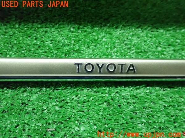3UPJ=14260012]ハリアー(ASU65W)60系 後期 純正 ナンバープレートカバー 08407-00710 ライセンスフレーム ゴールド 枠 2点 中古_m1