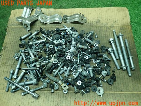 3UPJ=14870720]BMW 320d(8C20 F31)後期 ネジ・ナット・ステー類 セット ジャンク_m0