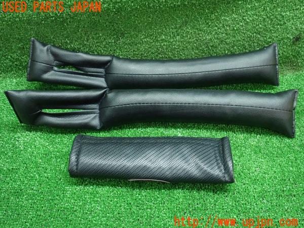 3UPJ=15370647]ベンツ・Aクラス(177084 W177)Mercedes-Benz シートベルトサイドクッション カバー シートベルトパッド ベルトカバー 中古_m3