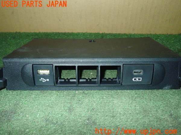 3UPJ=17410579]ヤリスクロス(MXPB15)USB端子 パネル カバー ソケット ポート 中古_m1