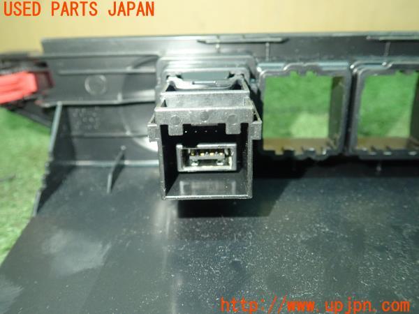 3UPJ=17410579]ヤリスクロス(MXPB15)USB端子 パネル カバー ソケット ポート 中古_m3