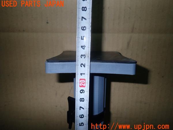 3UPJ=19230640]ハイエースワゴン(KZH100G)車載品 床束 プラスチック 中古_m3