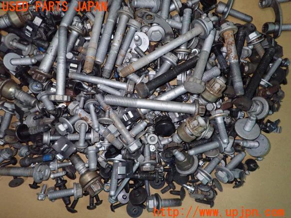 3UPJ=19490720]ポルシェ パナメーラ(970M46 970型)ネジ・ナット・ステー類 ジャンク_m4