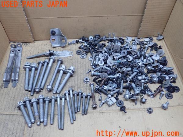 3UPJ=20280720]ベンツ B180(247084)ネジ・ナット・ステー類 セット ジャンク_m0
