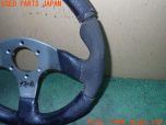 3UPJ=21170617]ハイラックスサーフ(KZN130W)後期 MOMO モモ RACE レース TYP D32 KBA70142 ステアリング 320mm 中古_s1