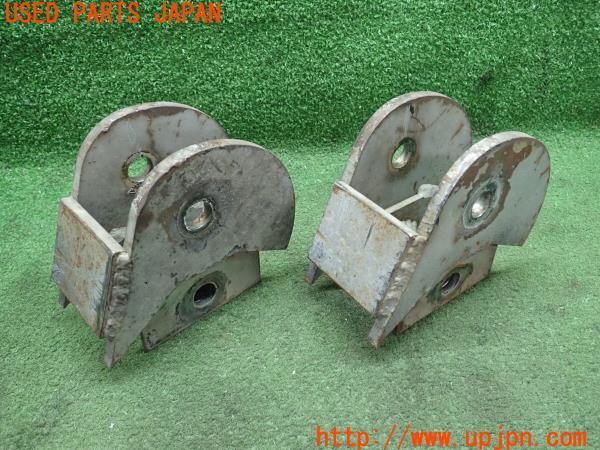 3UPJ=21670414]ランドクルーザー80系(FZJ80G)中期 リーディングアームダウンブラケット 中古_m1