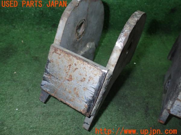 3UPJ=21670414]ランドクルーザー80系(FZJ80G)中期 リーディングアームダウンブラケット 中古_m4