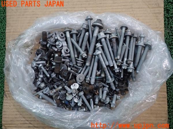 3UPJ=21850720]ベンツ CLA180 シューティングブレーク(117942)ネジ・ナット・ステー類 ジャンク_m0