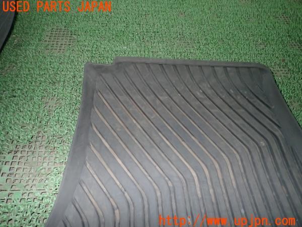 3UPJ=22300629]アウディ A4 アバント(8WDEZ B9系)純正 8W2061501 ラバー フロントフロアマット 中古_m1