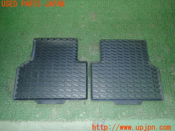 3UPJ=22300630]アウディ A4 アバント(8WDEZ B9系)アウディ Q3純正 8U0061511 ラバー リアフロアマット 中古_m0