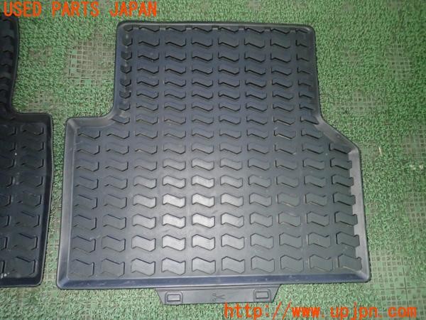 3UPJ=22300630]アウディ A4 アバント(8WDEZ B9系)アウディ Q3純正 8U0061511 ラバー リアフロアマット 中古_m1