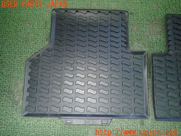 3UPJ=22300630]アウディ A4 アバント(8WDEZ B9系)アウディ Q3純正 8U0061511 ラバー リアフロアマット 中古_m2