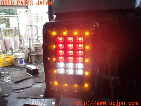 3UPJ=22590547]ジープラングラー アンリミテッド スポーツ(JK38L)社外 テールランプ 中古_m4