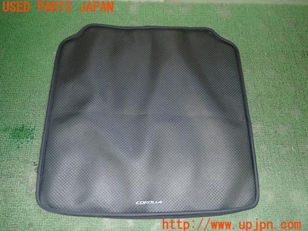 3UPJ=22960634]カローラ ハイブリッド(ZWE215)純正 08241-12080 ラゲッジマット 中古_m0