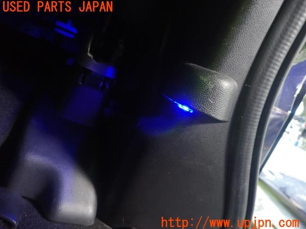 3UPJ=23850512]ステップワゴン スパーダHV(RP5)後期 純正 センターピラーロアガーニッシュ イルミネーション フットランプ付き 中古_m4
