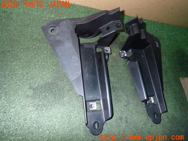 3UPJ=24640033]トライアンフ ストリートトリプル85(SMTTTL1166D)純正 ラジエーターサイドカバー 中古_m0